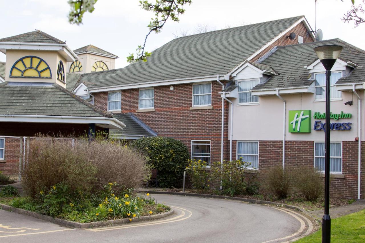 Holiday Inn Express York By Ihg Exterior photo